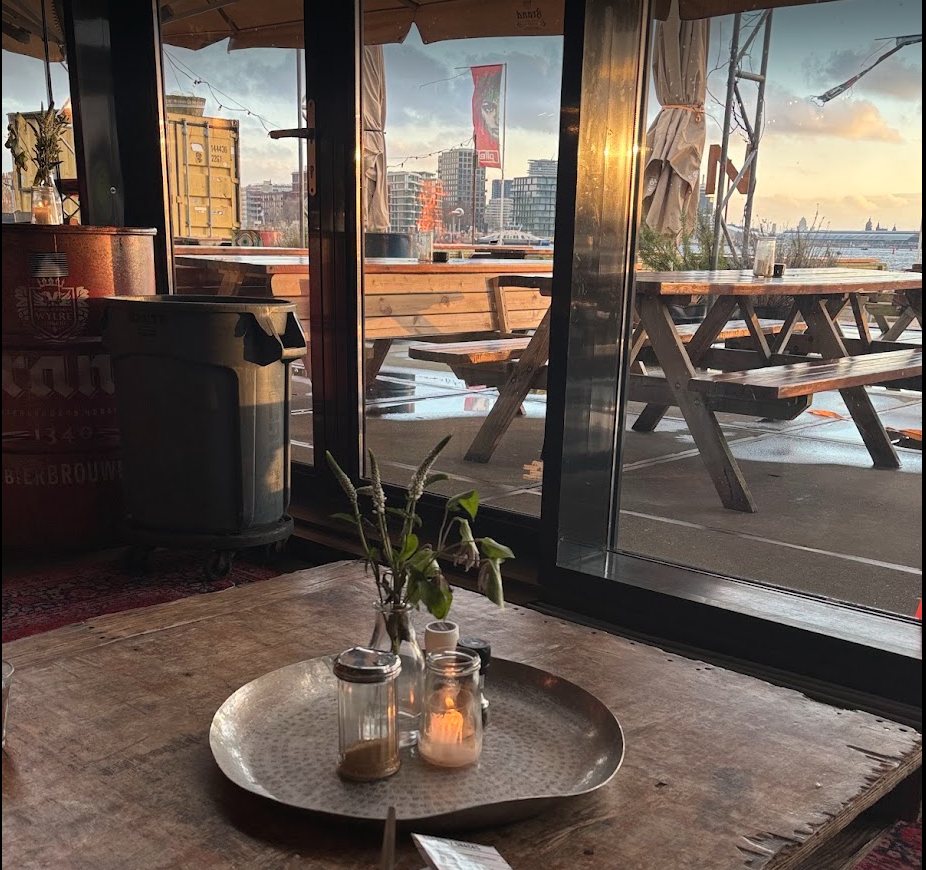 夕日が差し込む、IJ湾沿いのカフェの窓辺